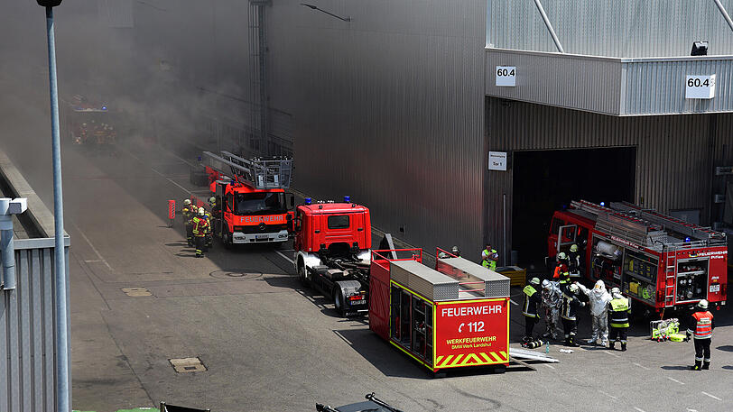 Bilder des Feuerwehreinsatzes am Landshuter BMW-Werk: Der Sachschaden wird auf über zwei Millionen Euro geschätzt.