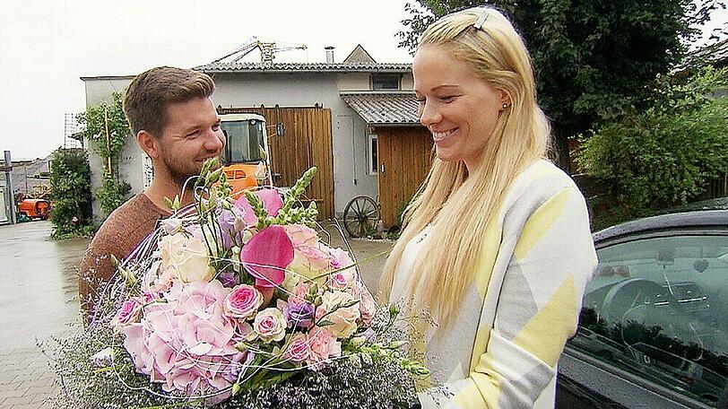 Ein Blumenstrauß für den richtigen "zweiten" Eindruck: Michael begrüßt Carina erneut auf seinem Hof.