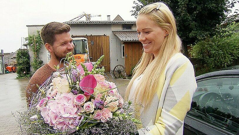 Ein Blumenstrauß für den richtigen "zweiten" Eindruck: Michael begrüßt Carina erneut auf seinem Hof. Ein Blumenstrauß für den richtigen "zweiten" Eindruck: Michael begrüßt Carina erneut auf seinem Hof.