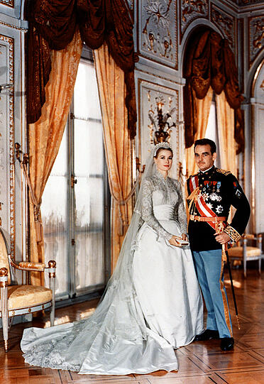 Das offizielle Hochzeitsfoto von Fürst Rainier III. von Monaco und seiner Gattin Gracia Patricia (vor der Hochzeit Grace Kelly), aufgenommen am 19. April1956 im Palast von Monaco.