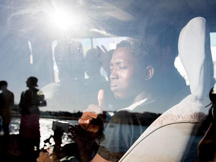 Am Wochenende hatte der italienische Innenminister Salvini 27 Minderjährigen erlaubt, die "Open Arms" zu verlassen.