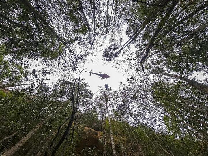 Ein Hubschrauber über dem Wollemi National Park im Bundesstaat New South Wales.
