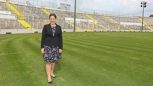 Hier kommt ein Dach: Verena Dietl vor der Westkurve. Hier kommt ein Dach: Verena Dietl vor der Westkurve.