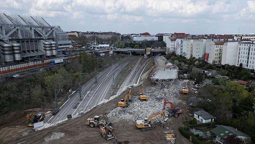 Hier stand bis vor kurzem noch eine Brücke: Die marode Ringbahnbrücke auf der A100 in Berlin wird abgerissen, weil sie zum Sicherheitsrisiko geworden war.