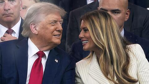 Trump und seine Frau Melania lächeln sich während der Militärparade an.