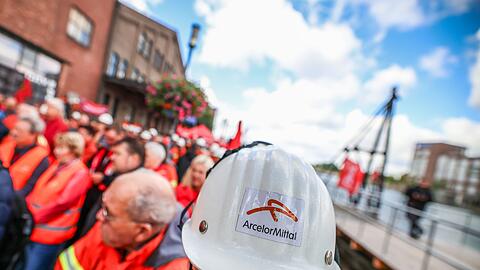 Die Beschäftigten von Arcelormittal in Duisburg haben im Innenhafen für den Erhalt ihrer Arbeitsplätze demonstriert. Das Unternehmen hatte im Juni seine Investitionspläne für das Duisburger Werk auf Eis gelegt.