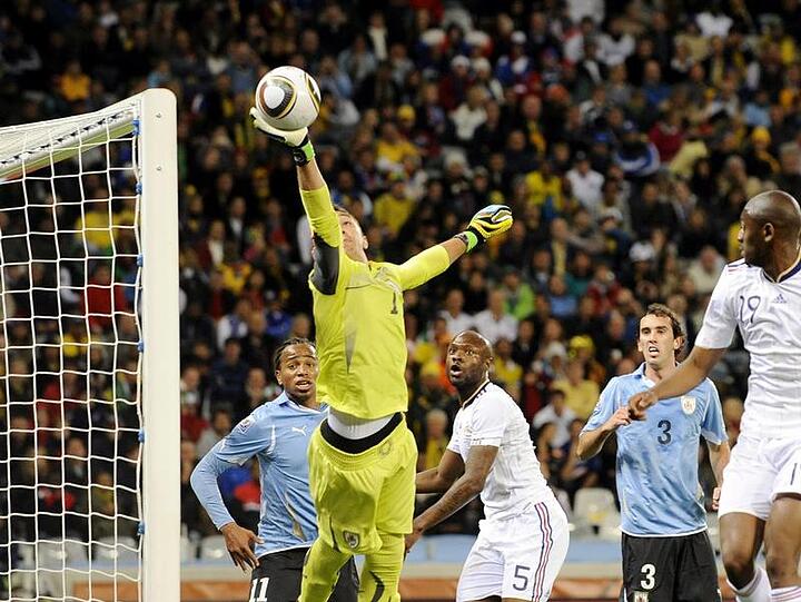 Uruguays Torwart Fernando Muslera rettet den Ball nach einem Angriff der französischen Mannschaft.