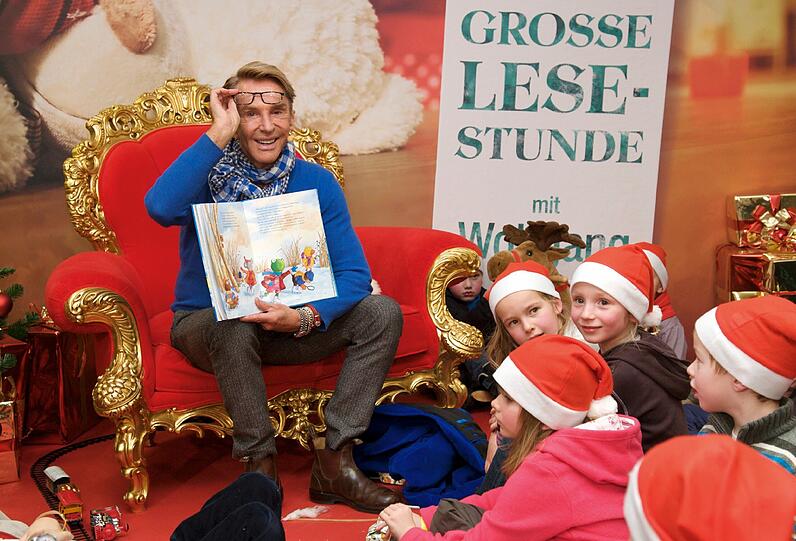 Große Märchenstunde: Mode-Designer Wolfgang Joop liest Kindern im Kaufhof vor.
