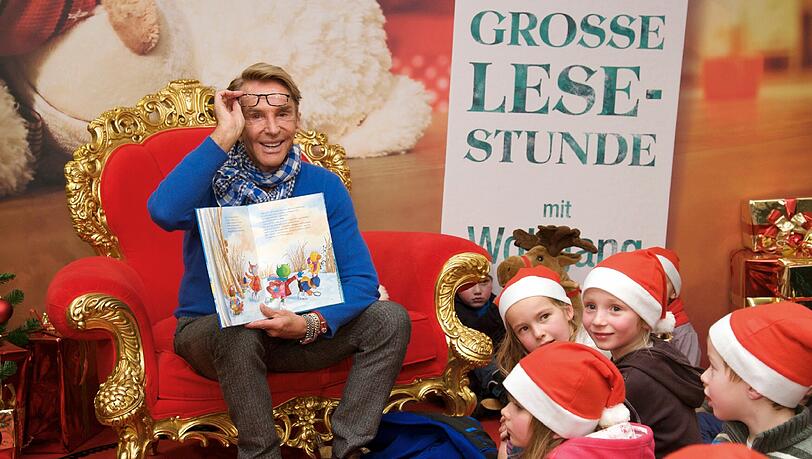 Große Märchenstunde: Mode-Designer Wolfgang Joop liest Kindern im Kaufhof vor.