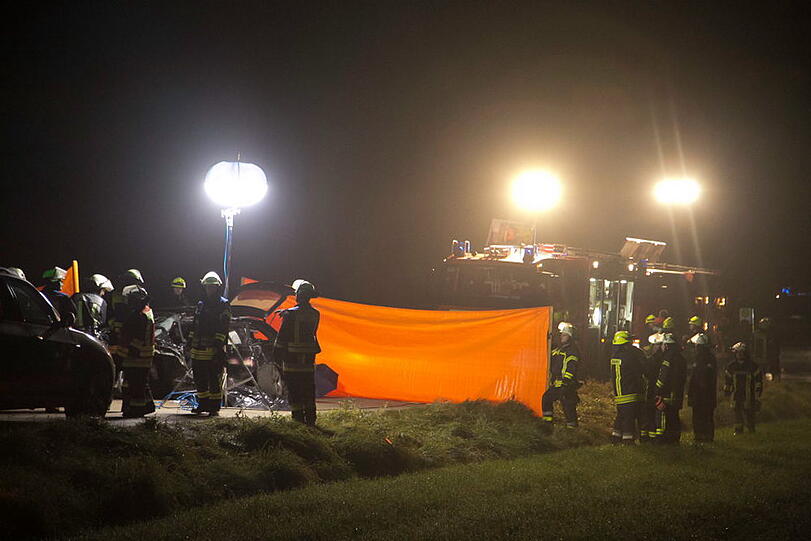 Bilder vom tragischen Unfall auf der Staatsstraße 2093 bei Offling/Altenmarkt.