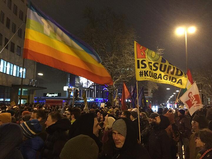 Am Goetheplatz stehen sich Bagida-Anhänger und Gegendemonstranten gegenüber.
