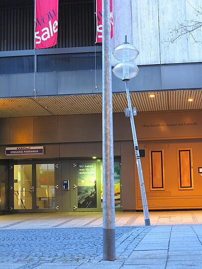 Der AZ-Leser Djordje Matkovic hat eine krumme Laterne am Bahnhof fotografiert. Und sich eine Geschichte ausgedacht ...