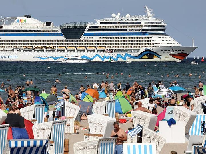 Die AIDAblu der Reederei Aida Cruises kommt ohne Passagiere im Ostseebad Warnemünde an, zuvor war bereits die AIDAmar eingelaufen.