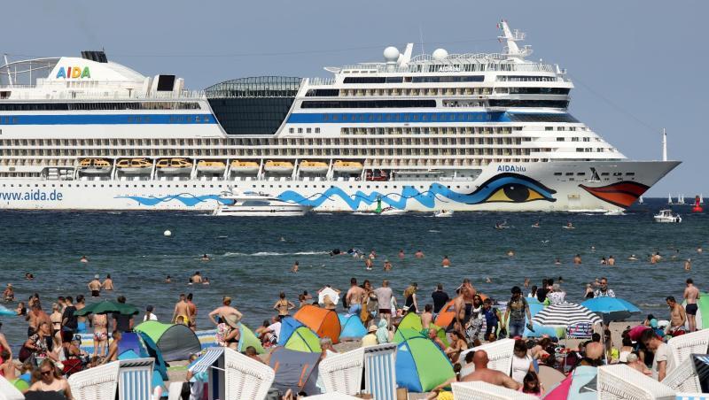 Die AIDAblu der Reederei Aida Cruises kommt ohne Passagiere im Ostseebad Warnemünde an, zuvor war bereits die AIDAmar eingelaufen. Die AIDAblu der Reederei Aida Cruises kommt ohne Passagiere im Ostseebad Warnemünde an, zuvor war bereits die AIDAmar eingelaufen.