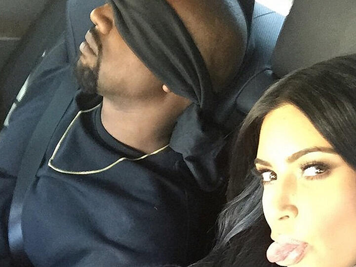 "Surprise" schrieb Kim Kardashian zu diesem Bild, das Ehemann Kanye West mit Augenbinde zeigt