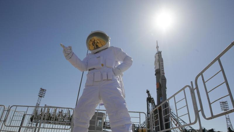 Ein Besucher posiert am Weltraumbahnhof Baikonur in einem selbstgefertigten Raumanzug. Ein Besucher posiert am Weltraumbahnhof Baikonur in einem selbstgefertigten Raumanzug.