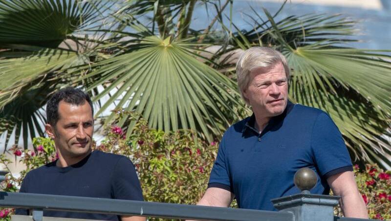 Hasan Salihamidzic (l) und Oliver Kahn sind beim FC Bayern für die Transferplanungen zuständig.