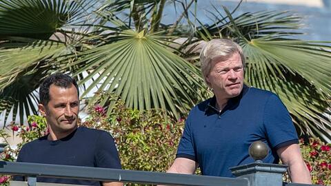 Hasan Salihamidzic (l) und Oliver Kahn sind beim FC Bayern für die Transferplanungen zuständig.