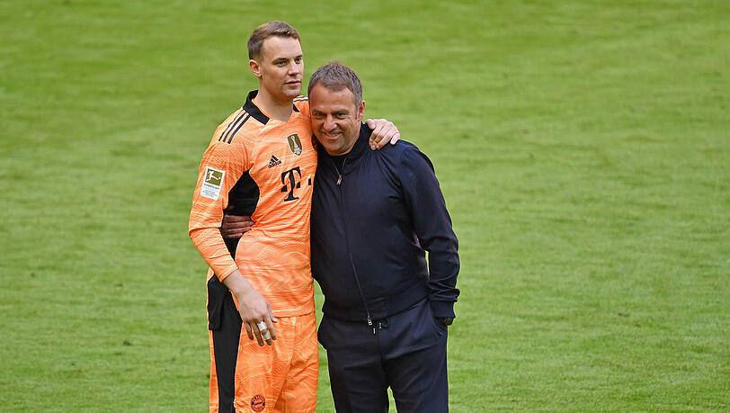 Bayern-Kapitän Manuel Neuer mit dem scheidenden Trainer Hansi Flick