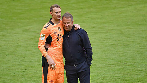 Bayern-Kapitän Manuel Neuer mit dem scheidenden Trainer Hansi Flick