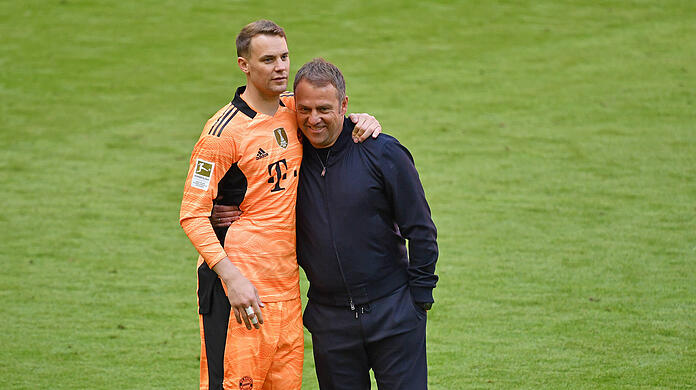 Bayern-Kapitän Manuel Neuer mit dem scheidenden Trainer Hansi Flick