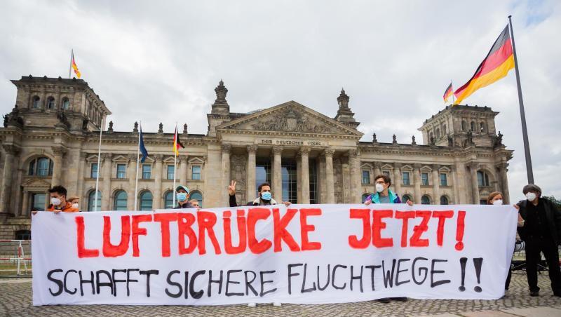 Demonstration für eine Luftbrücke aus Afghanistan vor dem Reichstagsgebäude in Berlin.