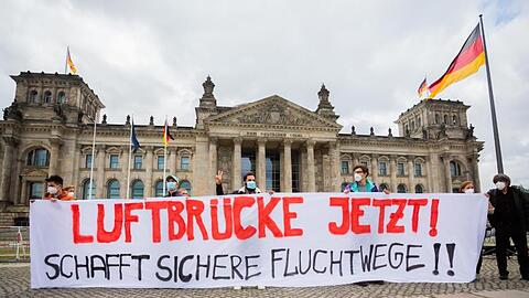 Demonstration für eine Luftbrücke aus Afghanistan vor dem Reichstagsgebäude in Berlin.