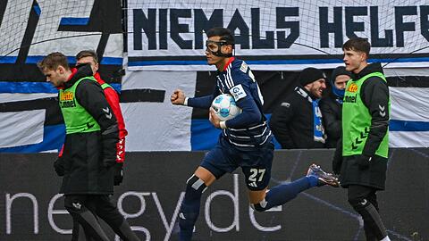 Stürmer Davie Selke lässt den HSV spät jubeln.