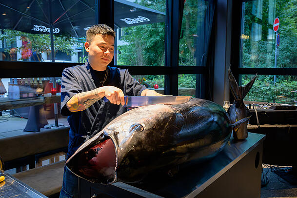 Am Eröffnungsabend wurde vor den Augen der Gäste ein 106 Kilogramm schwerer Thunfisch filetiert. Am Eröffnungsabend wurde vor den Augen der Gäste ein 106 Kilogramm schwerer Thunfisch filetiert.