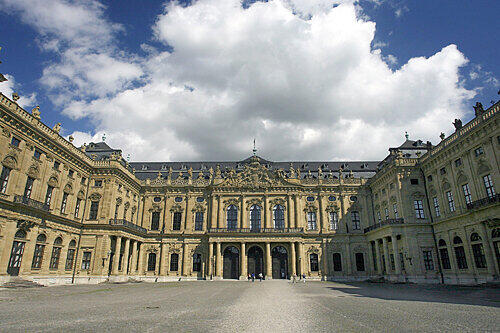 Die Würzburger Residenz gehört zum UNESCO-Weltkulturerbe. Erbaut hat sie Balthasar Neumann. Die wertvollen Fresken im Inneren stammen von dem venezianischen Maler Giovanni Battista Tiepolo.