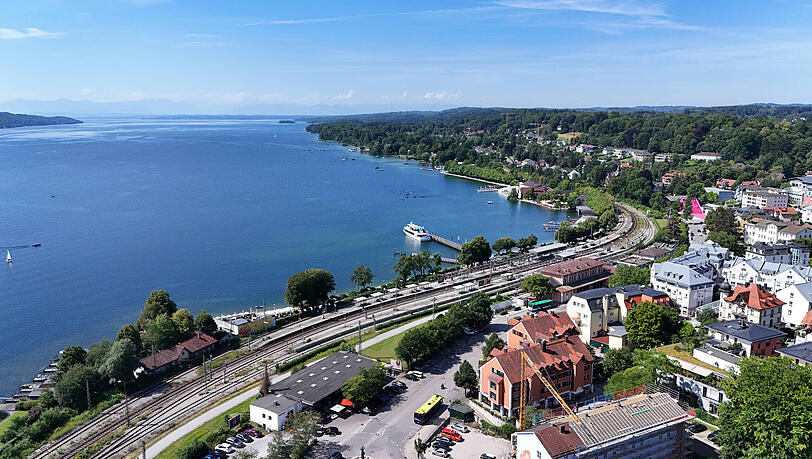 Das Bahnhofsgeb&auml;ude liegt direkt am Ufer des Starnberger Sees.