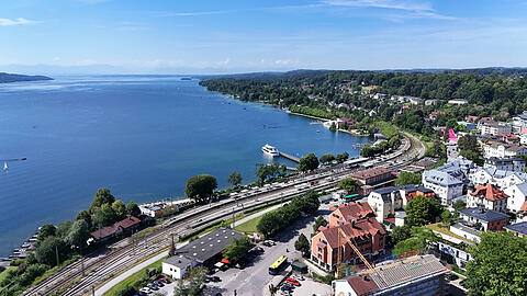 Das Bahnhofsgeb&auml;ude liegt direkt am Ufer des Starnberger Sees.