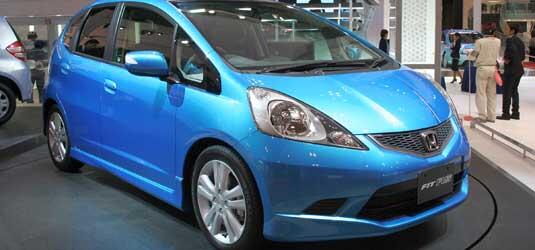Außen rundgeschliffen wie ein Bonbon (o.), innen so variabel wie kaum ein Auto: Der Honda Jazz.
