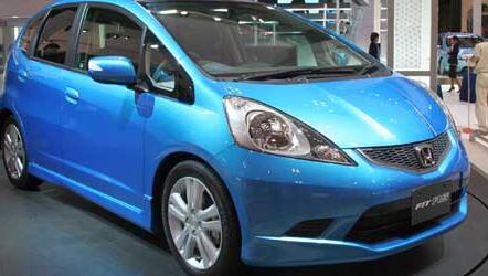 Außen rundgeschliffen wie ein Bonbon (o.), innen so variabel wie kaum ein Auto: Der Honda Jazz. Außen rundgeschliffen wie ein Bonbon (o.), innen so variabel wie kaum ein Auto: Der Honda Jazz.
