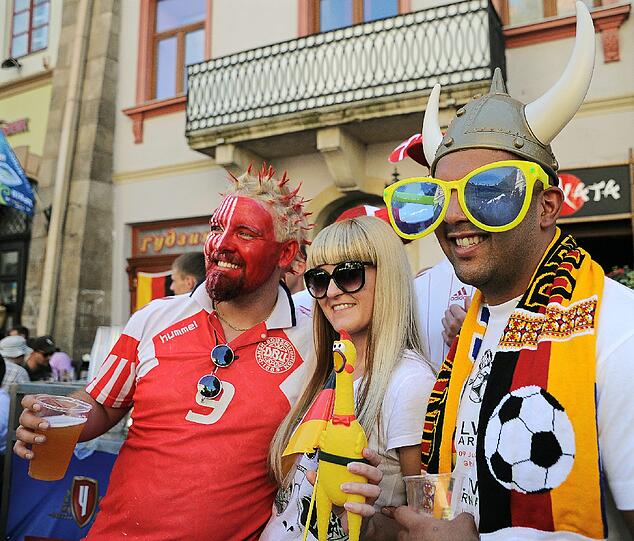 Für das letzte Vorrundenspiel der DFB-Elf erwarten die Verantwortlichen im EM-Spielort Lwiw 12.000 deutsche Fans. So ausgelassen feierten die deutschen Fans: Die Bilder!