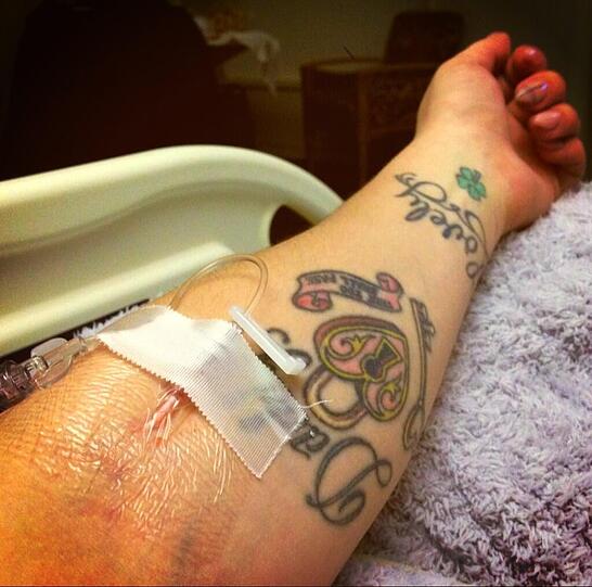 Osbourne stellte kurze Zeit nach ihrem Anfall dieses Foto von ihrem linken Arm und einem Infusionsschlauch ins
Internet.