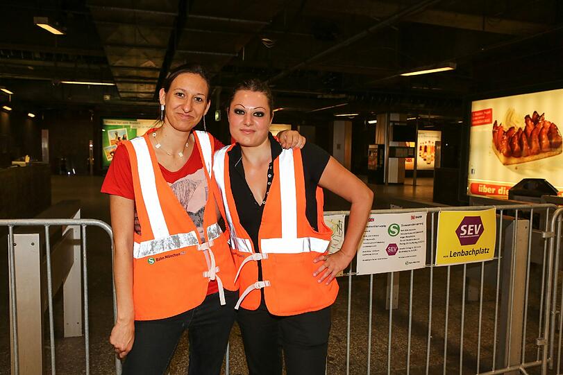 Regina und Jaqueline helfen ratlosen Fahrgästen weiter.