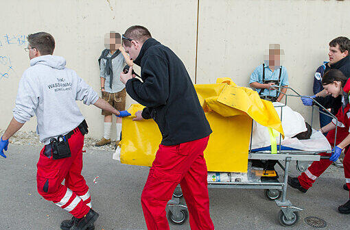 7511 hilfsbedürftige Wiesnbesucher versorgte das Rote Kreuz &ndash; im Vergleichsjahr 2011, als ebenfalls die Oide Wiesn stattfand, waren es 9596.
3916 Patienten davon benötigten sanitätsdienstliche Hilfeleistungen wie Pflaster, 3635 ärztliche Hilfe, meist aufgrund von Verletzungen.