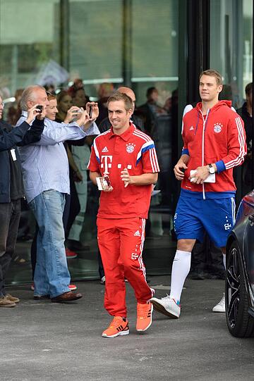 Die Bayern-Stars mit ihren neuen Dienstwagen.