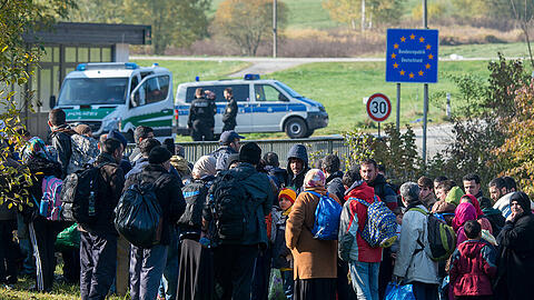 Flüchtlinge an der Grenze zwischen Österreich und Deutschland. Eine Schließung der Grenzen könnte gravierende Auswirkungen haben.