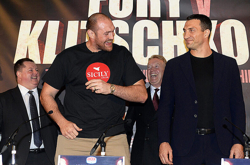 Box-Weltmeister Tyson Fury (l.) und sein Herausforderer Wladimir Klitschko am Mittwoch auf der ersten Pressekonferenz in Manchester.