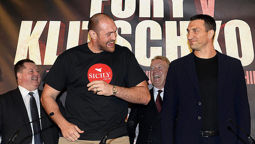 Box-Weltmeister Tyson Fury (l.) und sein Herausforderer Wladimir Klitschko am Mittwoch auf der ersten Pressekonferenz in Manchester. Box-Weltmeister Tyson Fury (l.) und sein Herausforderer Wladimir Klitschko am Mittwoch auf der ersten Pressekonferenz in Manchester.