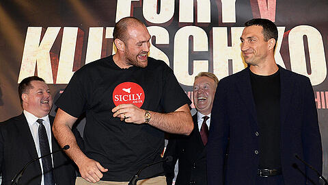 Box-Weltmeister Tyson Fury (l.) und sein Herausforderer Wladimir Klitschko am Mittwoch auf der ersten Pressekonferenz in Manchester.