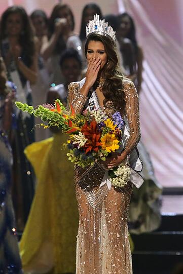Iris Mittenaere aus Frankreich kann ihre Tränen nicht zurückhalten