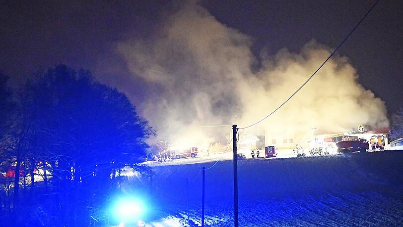 Am Mittwoch kam es in einem Bauernhof nahe Dorfen zu einem Großbrand. Am Mittwoch kam es in einem Bauernhof nahe Dorfen zu einem Großbrand.