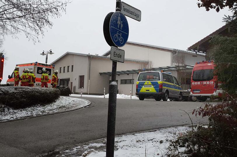 Am Mittwoch ist ein Schulbus von der Straße abgekommen und gegen einen Baumstumpf geprallt.