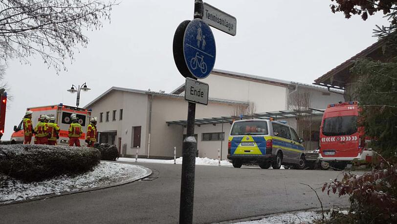 Am Mittwoch ist ein Schulbus von der Straße abgekommen und gegen einen Baumstumpf geprallt. Am Mittwoch ist ein Schulbus von der Straße abgekommen und gegen einen Baumstumpf geprallt.