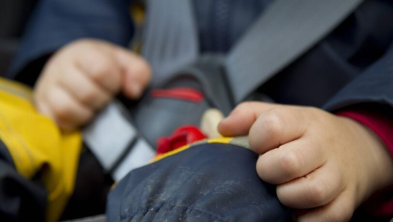 Das Kleinkind war im Wagen eingeschlossen. Das Kleinkind war im Wagen eingeschlossen.