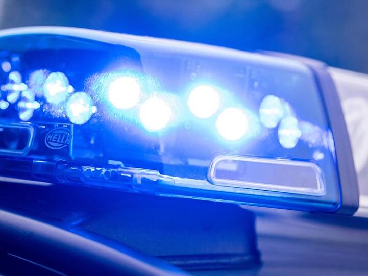 Ein Blaulicht leuchtet an einer Polizeistreife. Foto: Lino Mirgeler/dpa/Symbolbild