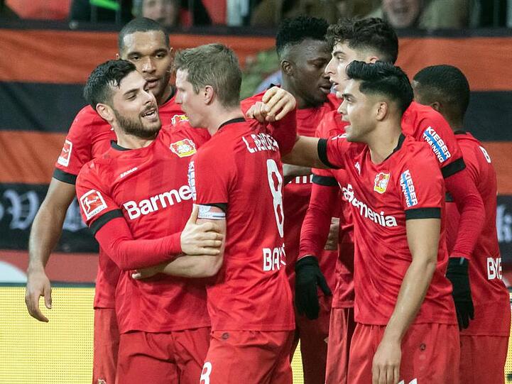 Leverkusens Spieler jübeln über das Tor zum 4.3.